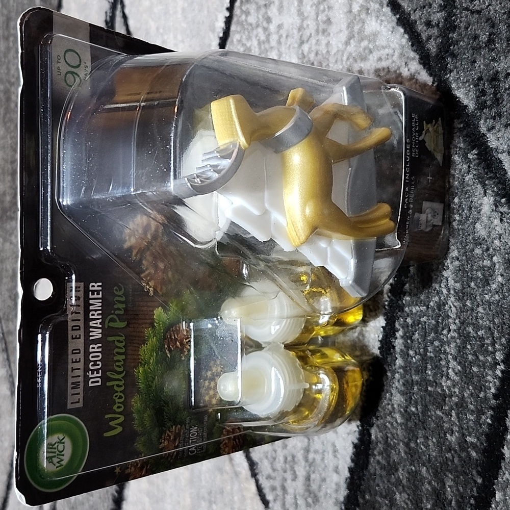 LIMITED EDITION AIR WICK WOODLAND PINE SCENTED REFILLS REINDEER PLUG-IN WARMER